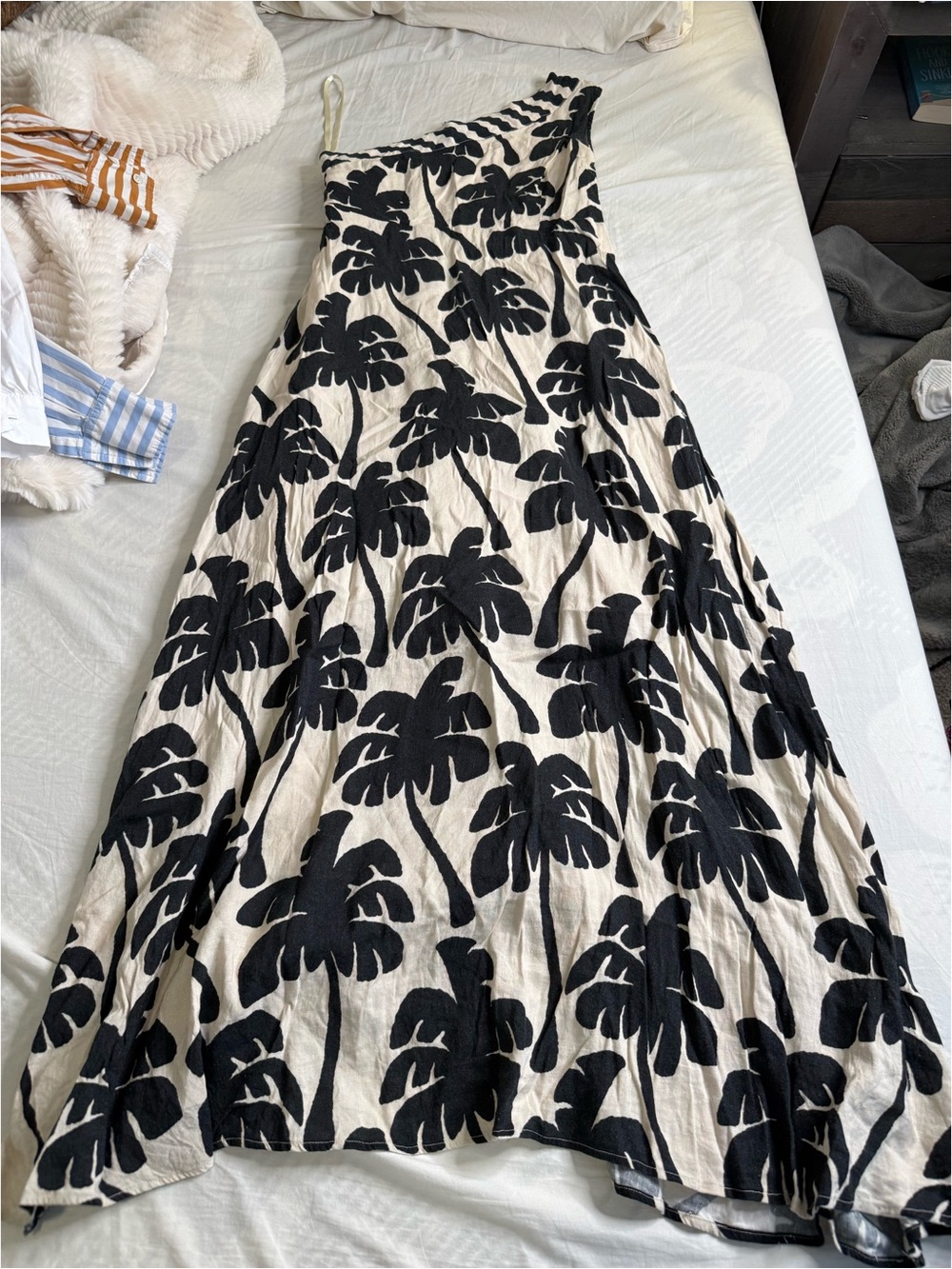 One-Shoulder Black & White Palm-Print Maxi Dress - Picture 3 of 5